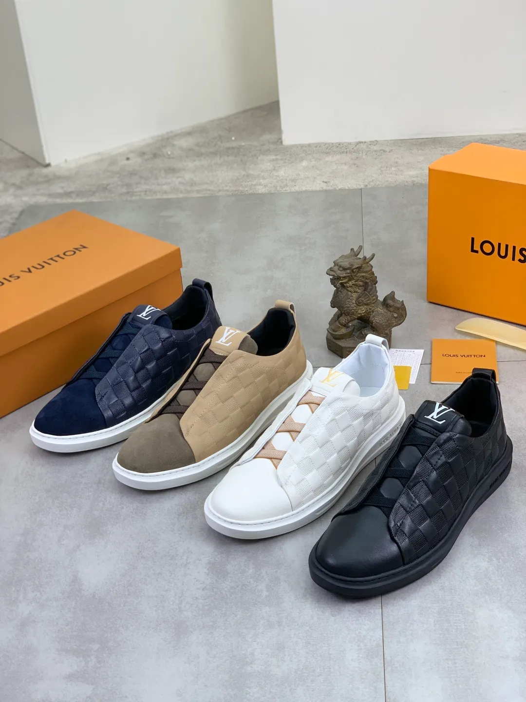 Men's men's shoes P440💰【Real price】Yangli🆘 💭💭New model launched【LOUlS VUlTTON】Louis Vuitton's new low-top men's shoes, high quality, support inspection! This style comes from Italy, very energetic and creative, giving people a comfortable and atmospheric visual impact❗Synchronization, the upper is made of silk calfskin with the original LV, imported soft sheepskin lining🐑Purely hand-stitched; LV original rubber outsole 4️⃣colors available Code number: 38~44